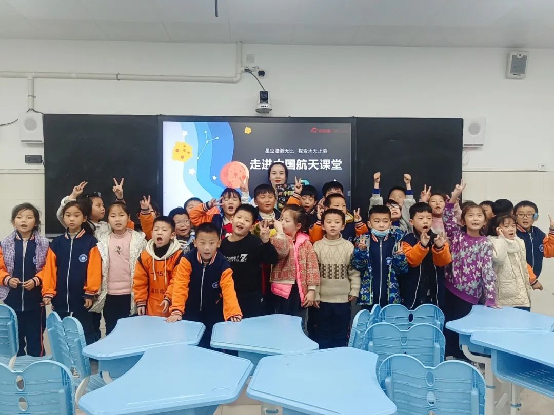 长葛知阅走进颍川路学校探索航天奥秘！