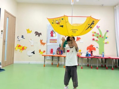 小孩子都是喜欢玩水的  他们看到路上有个水坑  就会想着去踩上一踩